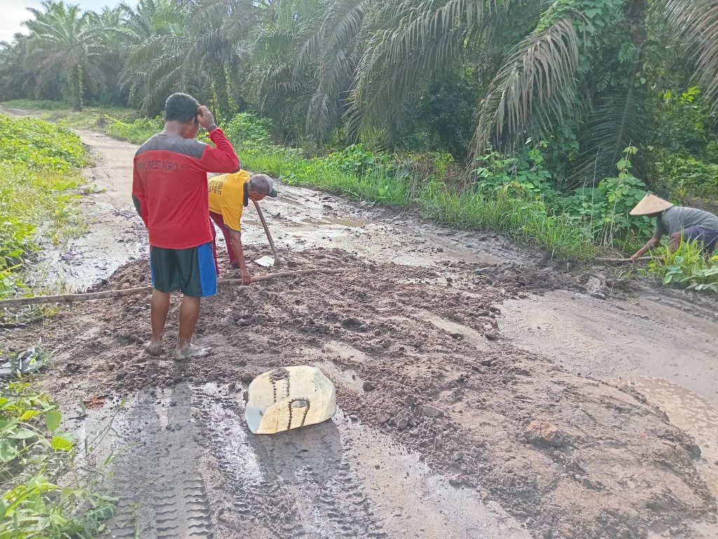 Gotong Royong: Indahnya Jalin Kebersamaan Rt04 Ds. Parang Batang