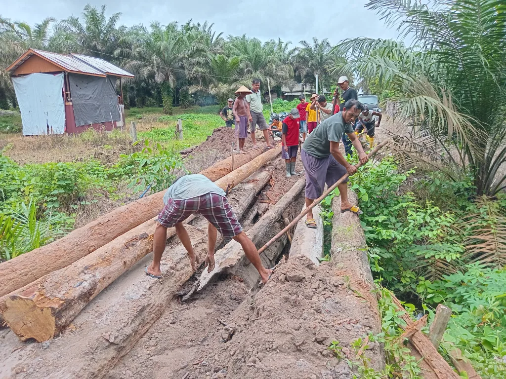 Gotong Royong: Indahnya Jalin Kebersamaan Rt04 Ds. Parang Batang